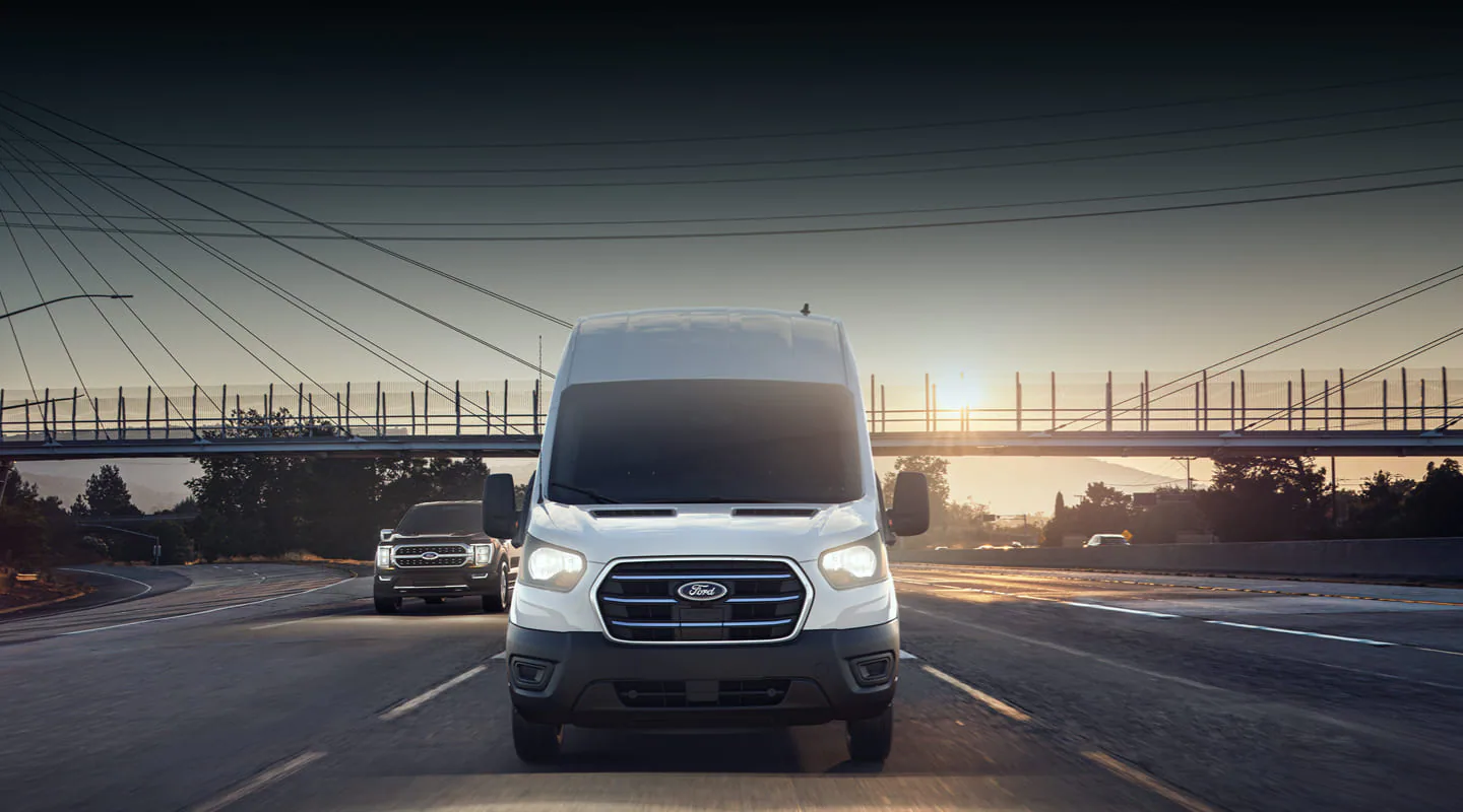 Vista frontal de una Ford Transit en carretera